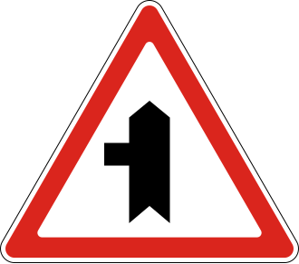 Дорожній знак 1.23.2 — Прилягання другорядної дороги (ліворуч)